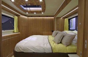 Cette maison mobile de luxe de 1,7 million de dollars dispose d'un garage intégré à l'extérieur. L'intérieur est encore meilleur.