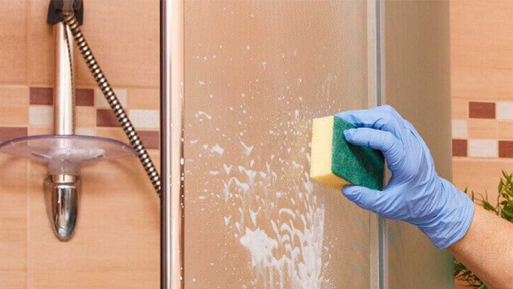 Comment éliminer le calcaire des fenêtres de douche 