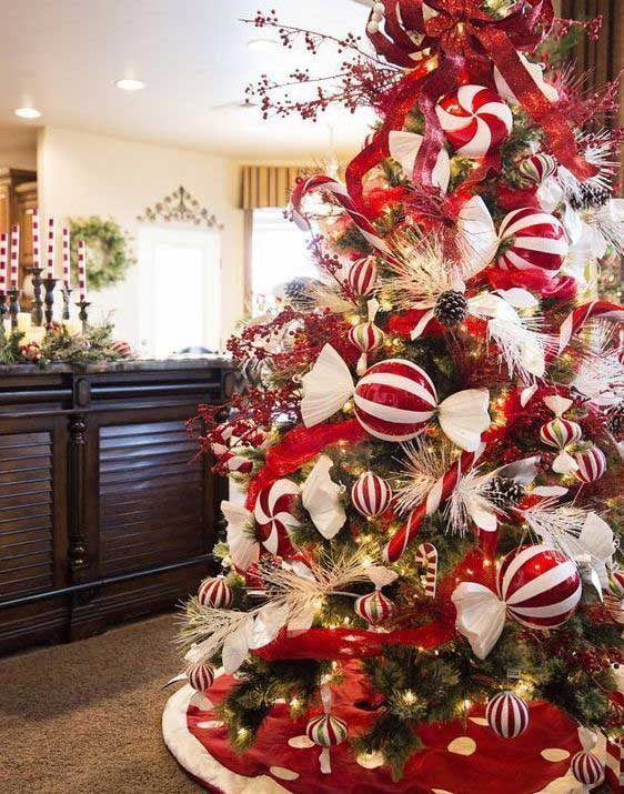 8 idées pour décorer votre sapin de Noël dans les tons rouge et blanc