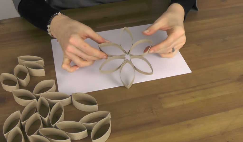 Comment faire une étoile de Noël en rouleaux de papier ?