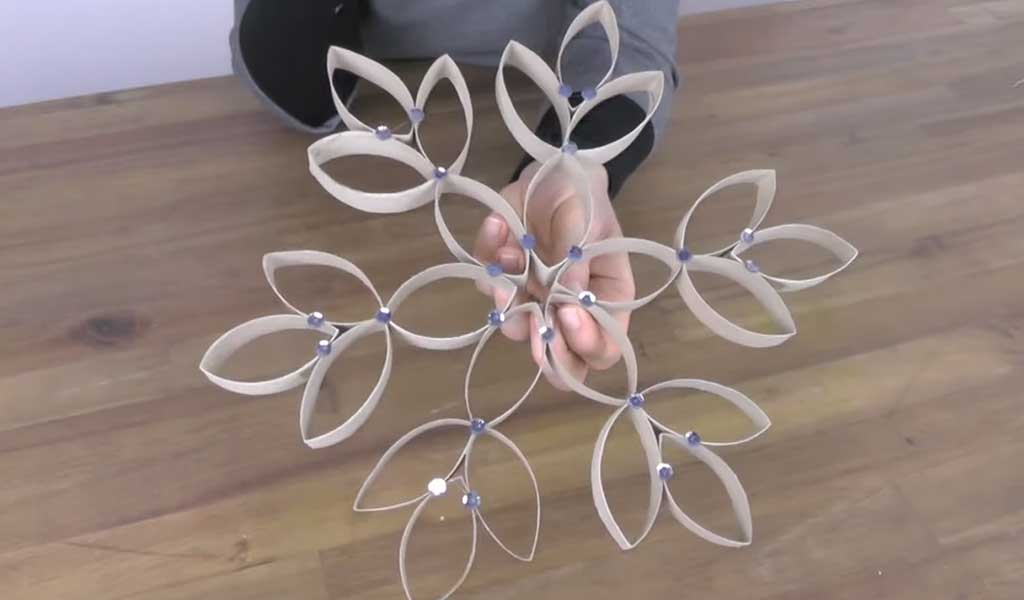 Comment faire une étoile de Noël en rouleaux de papier 