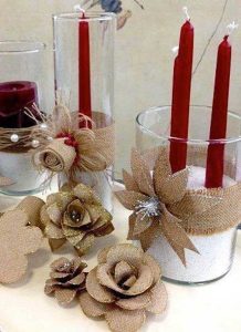 Cruches et vases avec bougies et rubans