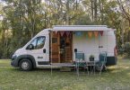 Une femme de 64 ans transforme un camping-car en petite maison mobile pour vivre et voyager