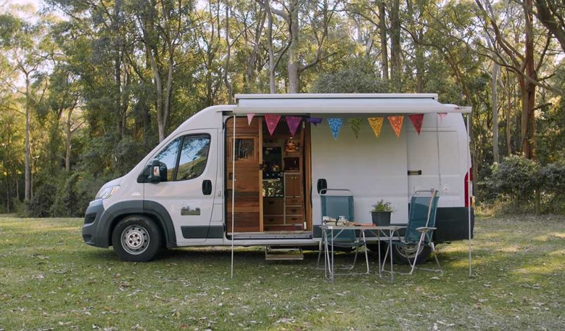 Une femme de 64 ans transforme un camping-car en petite maison mobile pour vivre et voyager