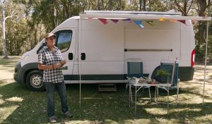 Une femme de 64 ans transforme un camping-car en petite maison mobile