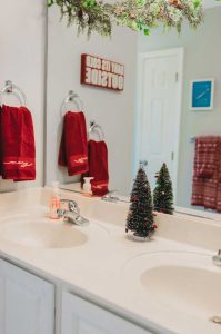 Voici 9 idées pour décorer la salle de bain à Noël