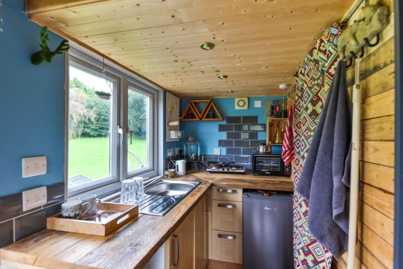 Un jeune de 17ans construit lui-même une petite maison de style anglais pour 8 000 $