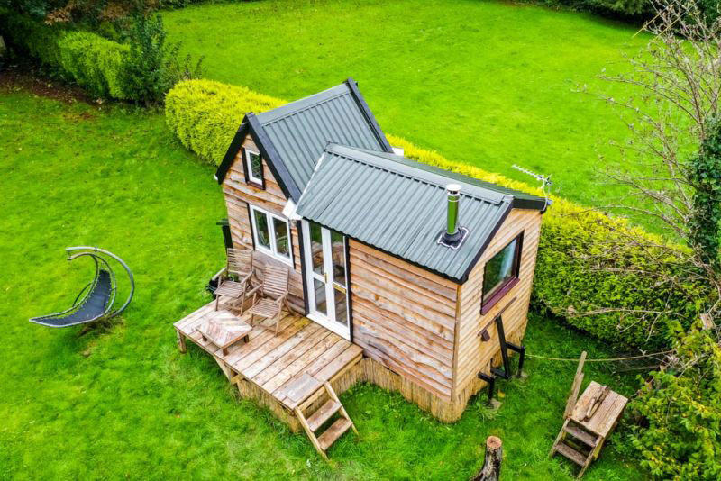 Un jeune de 17ans construit lui-même une petite maison de style anglais pour 8 000 $