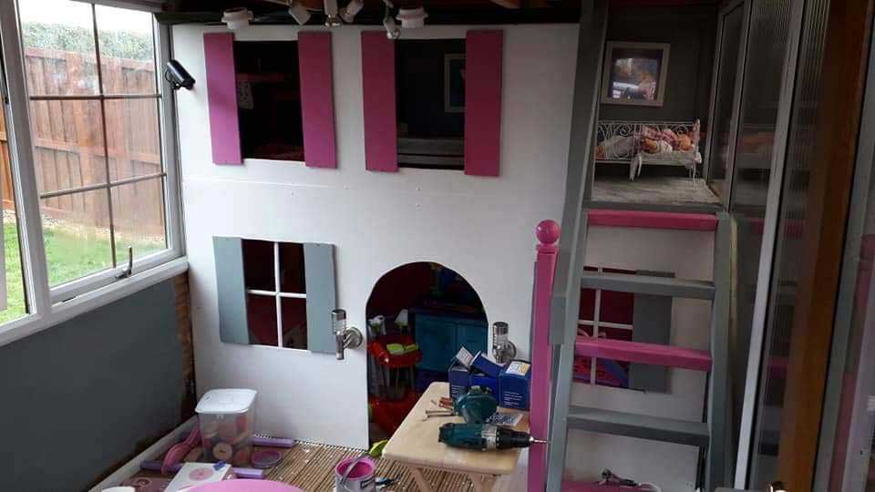 Un jeune constructeur de 14 ans a construit une vraie maison pour sa petite sœur
