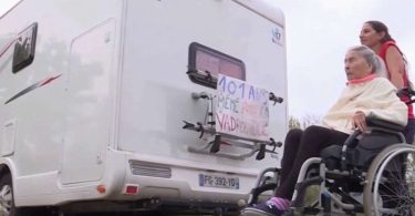 Elle emmène sa grand-mère de 101 ans à l'extérieur de la maison de retraite pour lui offrir le dernier voyage en voiture dans un camping-car