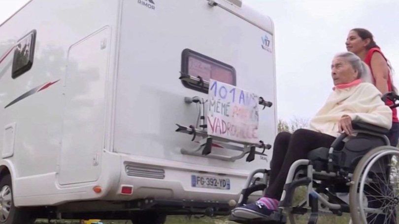 Elle emmène sa grand-mère de 101 ans à l'extérieur de la maison de retraite pour lui offrir le dernier voyage en voiture dans un camping-car
