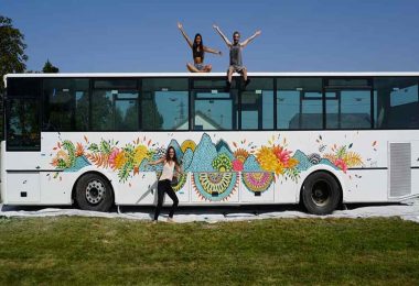 Elle transforme un bus scolaire en auberge de jeunesse itinérante