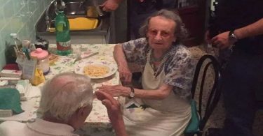 La police prépare des pâtes pour un couple âgé après que des voisins les aient entendus pleurer