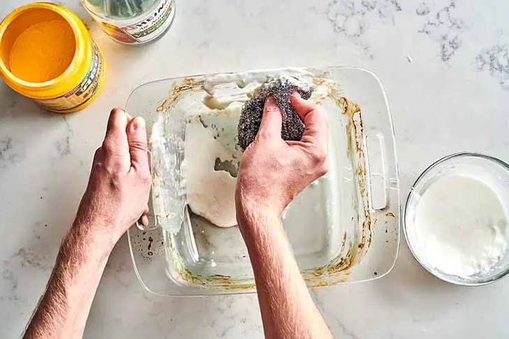 Quelle est l'astuce pour nettoyer votre plat de cuisson en verre ?