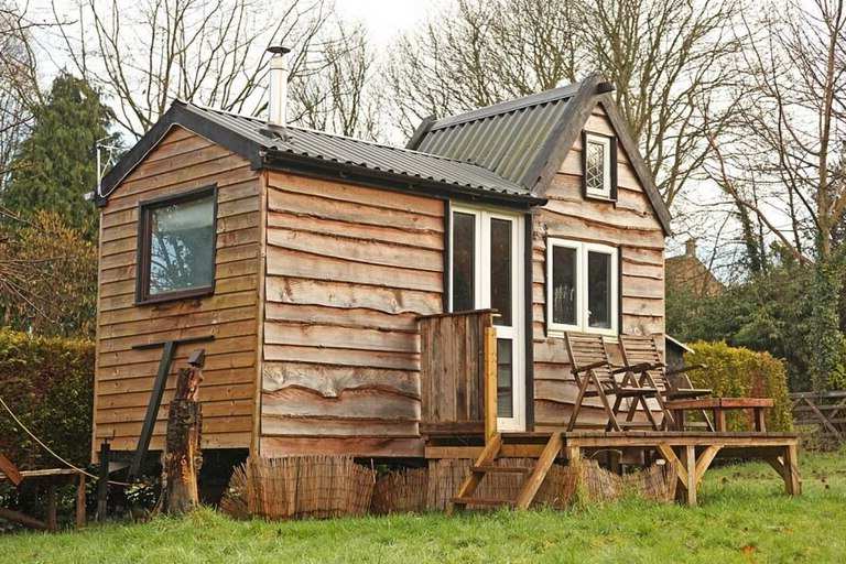 Un adolescent construit sa propre petite maison dans le jardin de ses parents pour seulement 6 000 £