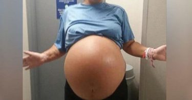 Une mère donne naissance à un bébé pesant environ 6 kilogrammes