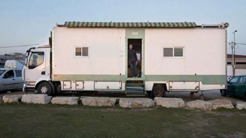 Pour sa retraite, il transforme un camion en maison pour pouvoir voyager à travers le monde… génial!