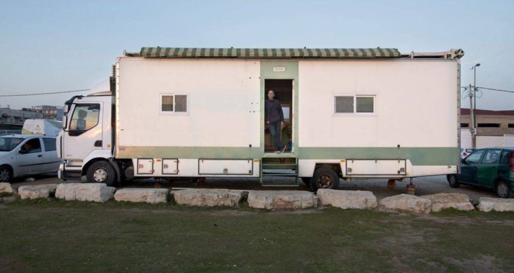 Pour sa retraite, il transforme un camion en maison pour pouvoir voyager à travers le monde… génial!
