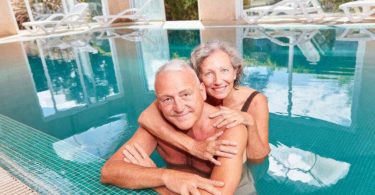 Un couple retraité choisit un hôtel de luxe plutôt qu'une maison de retraite coûteuse