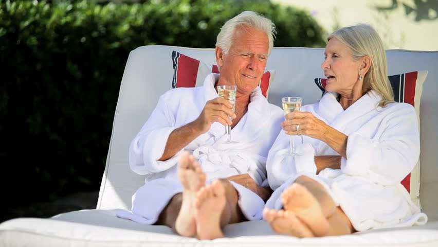 Un couple retraité choisit un hôtel de luxe plutôt qu'une maison de retraite coûteuse