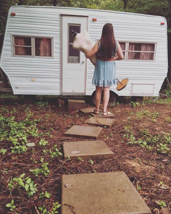 Une jeune fille de 14 ans transforme un vieux camping-car en un endroit merveilleux.