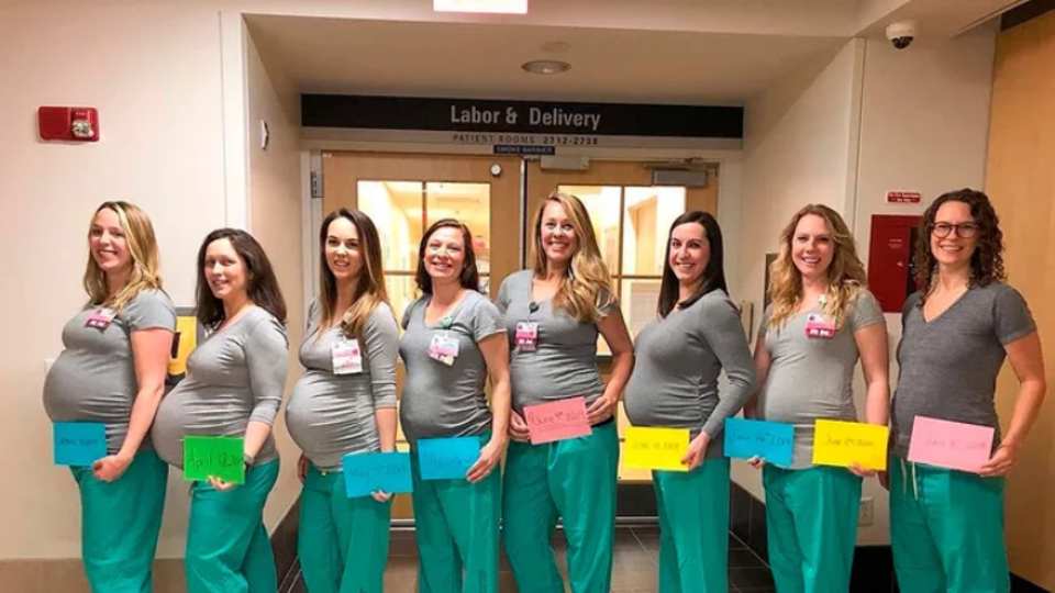 Ces 9 infirmières d'un même service hospitalier sont toutes enceintes en même temps