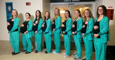 Ces 9 infirmières d'un même service hospitalier sont toutes enceintes en même temps
