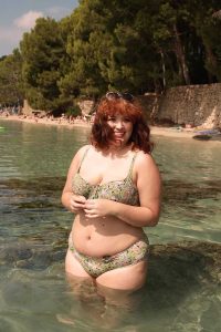 Je suis une femme ronde qui a décidé de porter un bikini à la plage pour la première fois et voilà comment on m'a traitée.
