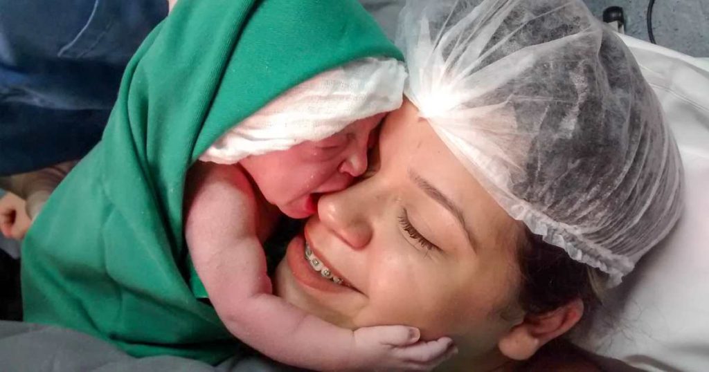 Une histoire exceptionnelle : le petit a embrassé sa mère juste après sa naissance