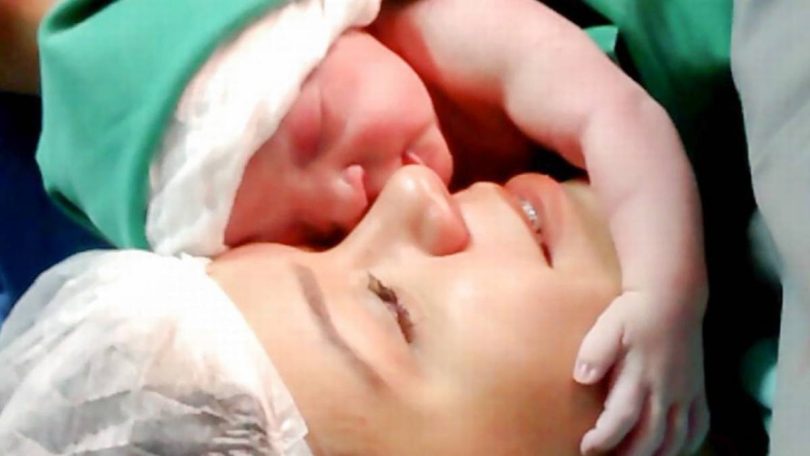 Une histoire exceptionnelle : le petit a embrassé sa mère juste après sa naissance