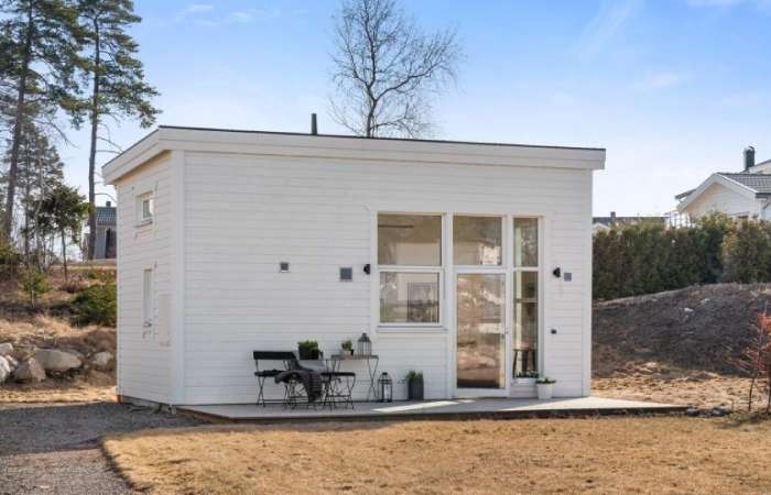 Une mini maison pour grands-parents ou enfants vivant dans le jardin