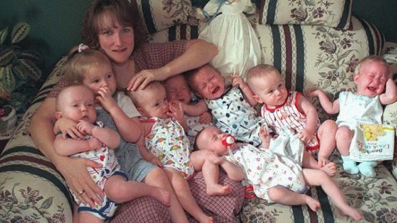 Cette femme a donné naissance à 7 enfants en 1997. Quelle est la vie des premiers septuplés du monde ?