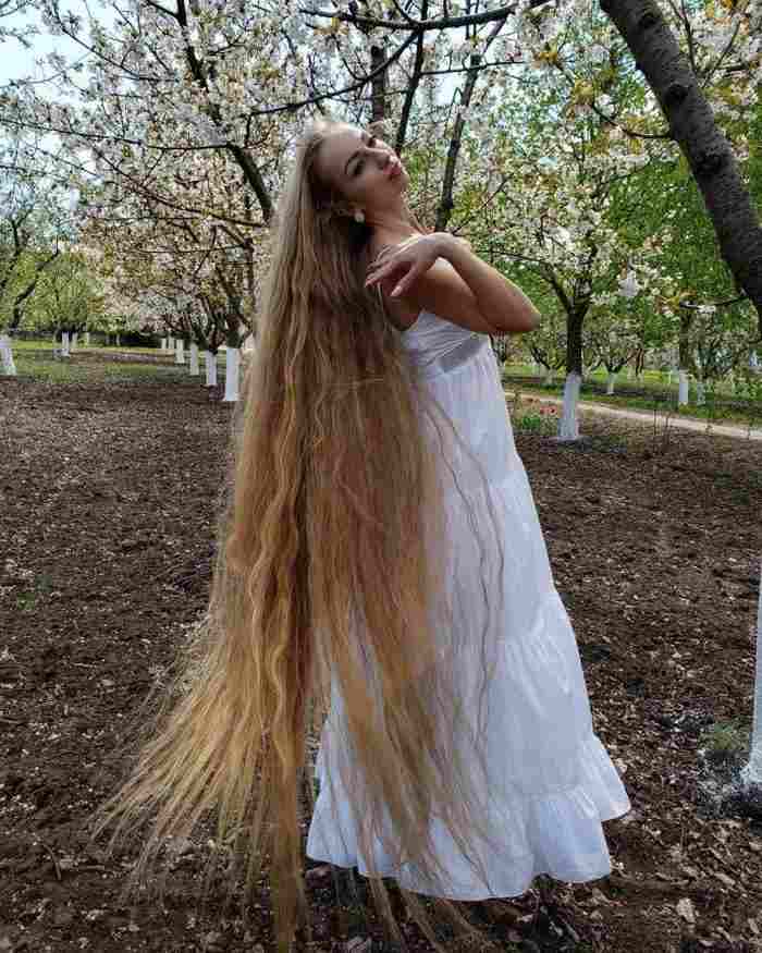 Une jeune femme a laissé pousser ses cheveux jusqu'à 1,8 mètre de long et a raconté comment elle vit aujourd'hui.