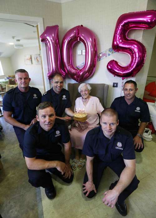 Cette dame de 105 ans n'a qu'un seul souhait pour son anniversaire : un "pompier avec des tatouages".