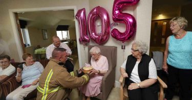 Cette dame de 105 ans n'a qu'un seul souhait pour son anniversaire : un "pompier avec des tatouages".