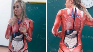 Cette professeure donnait un cours d'anatomie en portant une combinaison qui présentait le corps humain en détail.