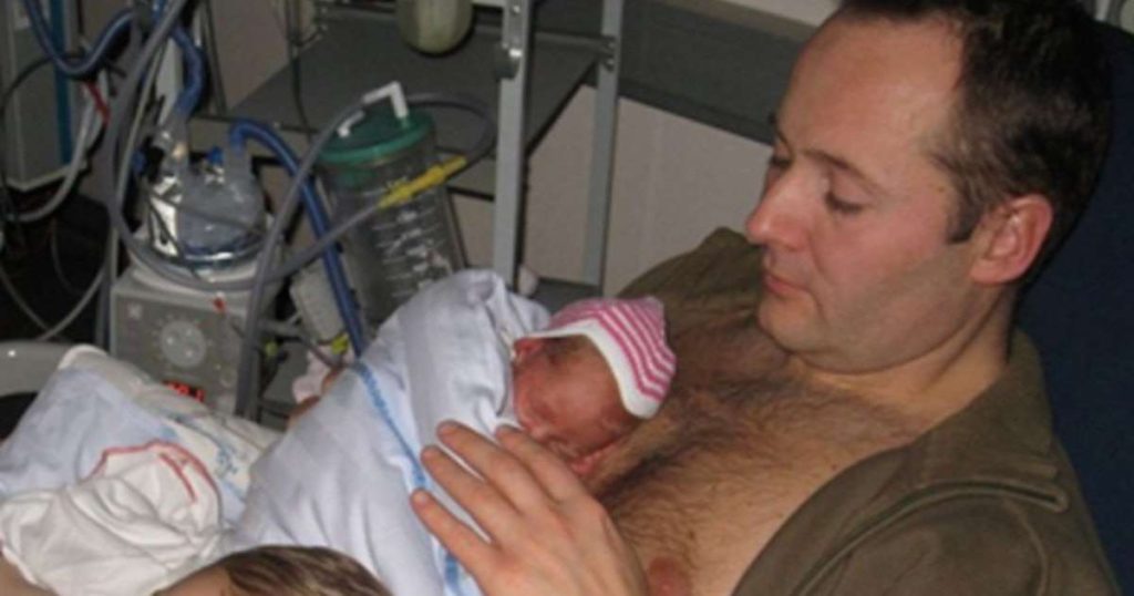 La photo du petit garçon qui aide son père à réchauffer les nouveau-nés a fait le tour d'Internet.
