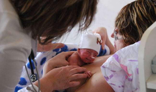 La photo du petit garçon qui aide son père à réchauffer les nouveau-nés a fait le tour d'Internet.