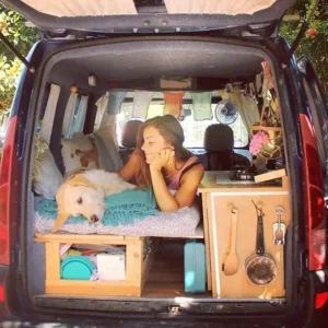 Elle transforme un vieux kangoo en camping car pour voyager avec son chien