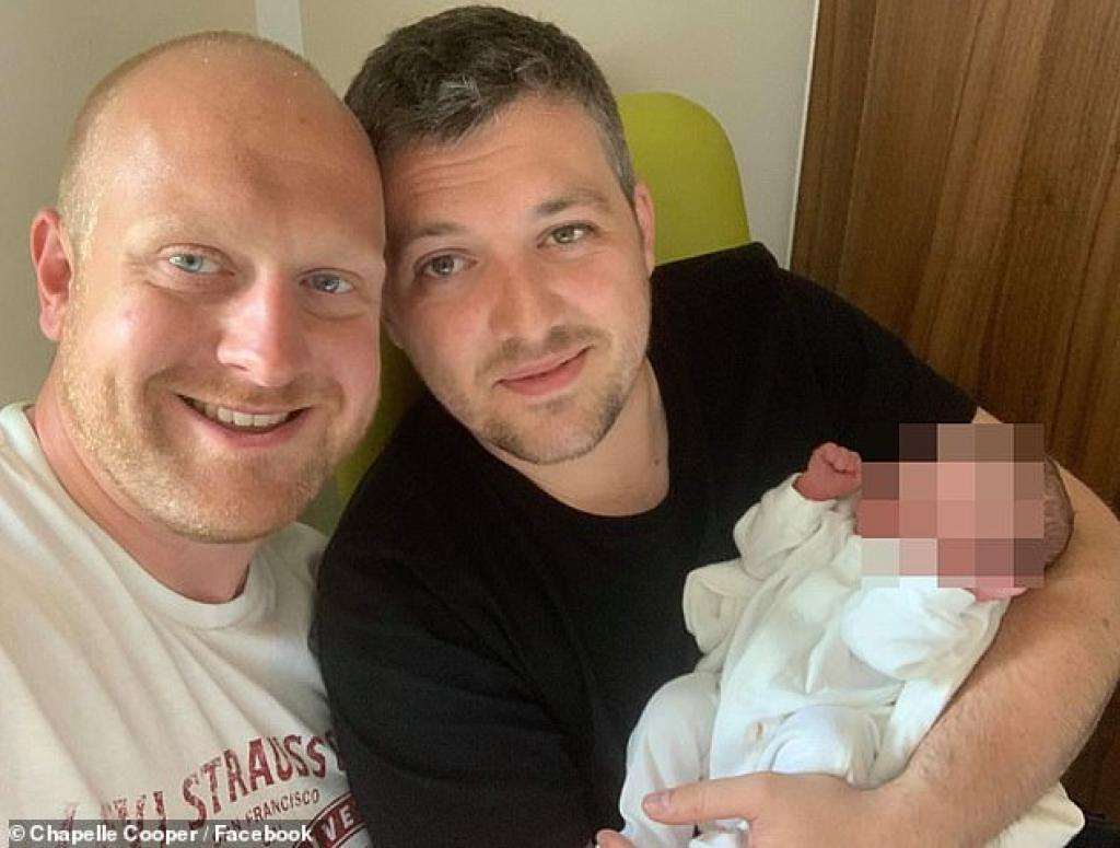 Une femme de 27 ans donne naissance au bébé de son frère gay