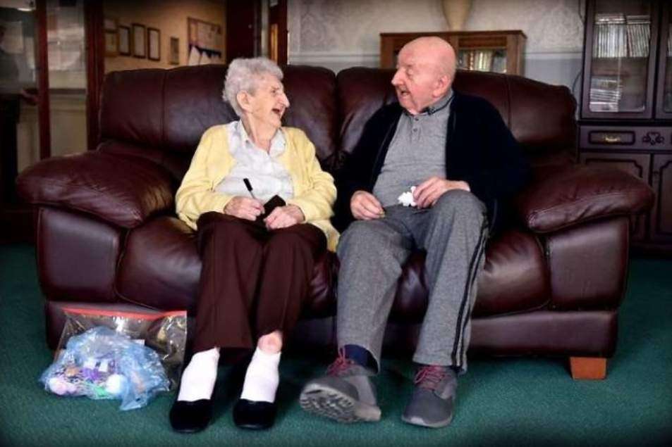 Une mère de 98 ans emménage dans une maison de retraite pour s'occuper de son fils de 80 ans, car "on ne cesse jamais d'être une maman".