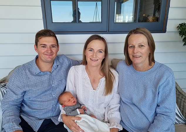 À 54 ans, elle accouche de son propre petit-fils et devient la plus vieille mère porteuse d'Australie