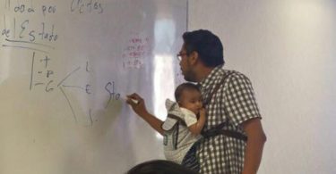 Ce professeur a proposé de s'occuper de l'enfant d'une étudiante afin qu'elle puisse suivre le cours.