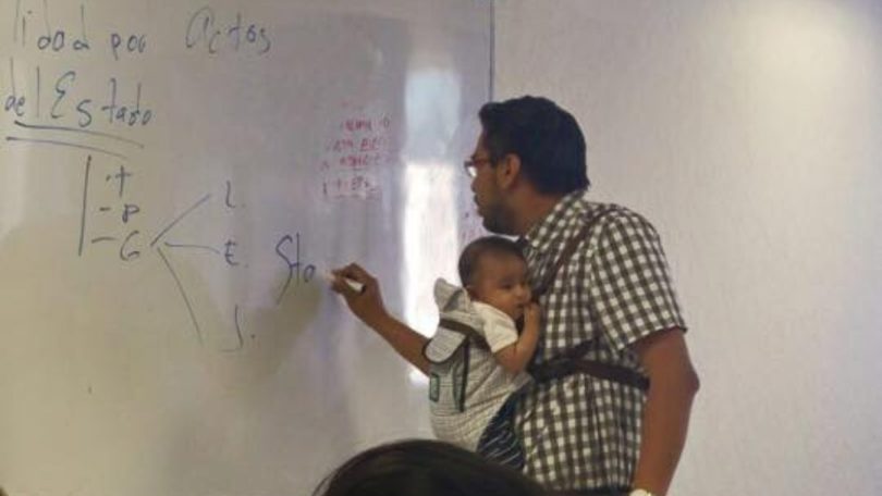 Ce professeur a proposé de s'occuper de l'enfant d'une étudiante afin qu'elle puisse suivre le cours.