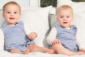 Trois paires de jumeaux conçus le même jour sont nés à 15 ans d'intervalle