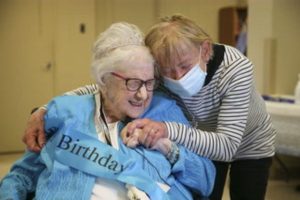 Une mère abandonne sa fille unique pour la sauver de la misère et la serre à nouveau dans les bras le jour de son 98ème anniversaire