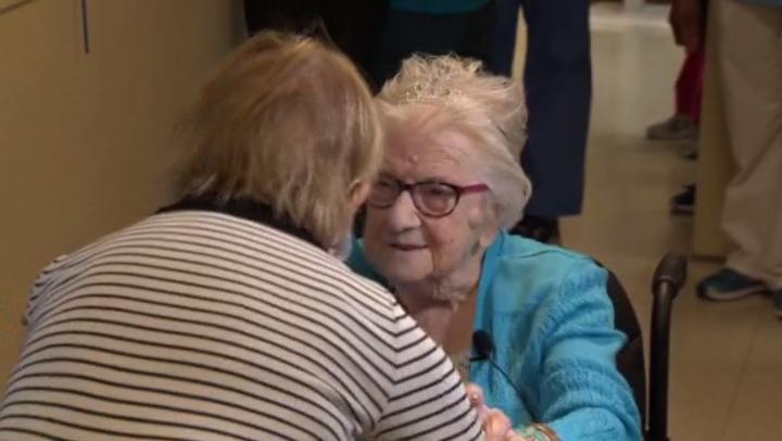 Une mère abandonne sa fille unique pour la sauver de la misère et la serre à nouveau dans les bras le jour de son 98ème anniversaire 