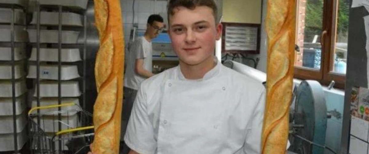 A seulement 19 ans, il rachète la boulangerie de son village et embauche ses parents.