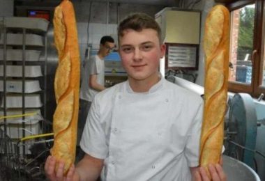A seulement 19 ans, il rachète la boulangerie de son village et embauche ses parents.