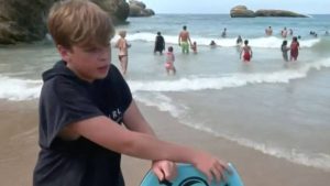 Biarritz _ à 12 ans, il sauve une famille de la noyade, _le père a eu les jambes fracassées_.
